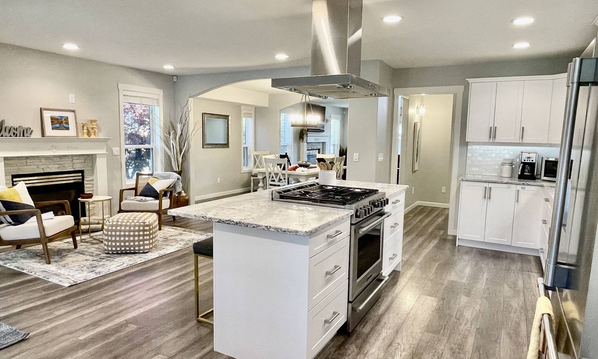 Westbank House | The Big Chill - Luxurious home, private pool, close to beach & wine trail