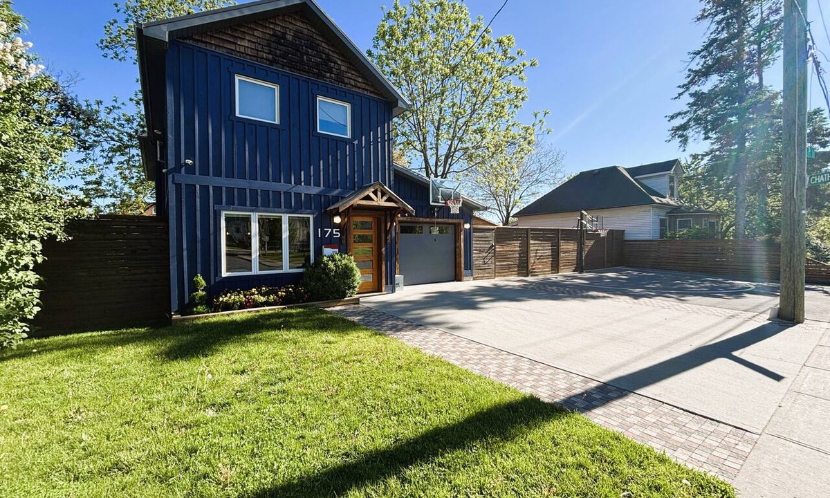 Kingston House | The Blue House on Pine | Walk to Downtown, Queen's University, & Memorial Ctr