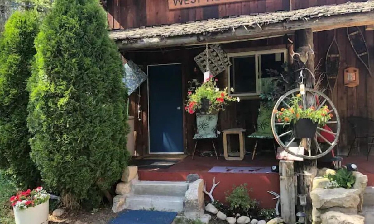 Beaverdell Cabin | The Bunk House