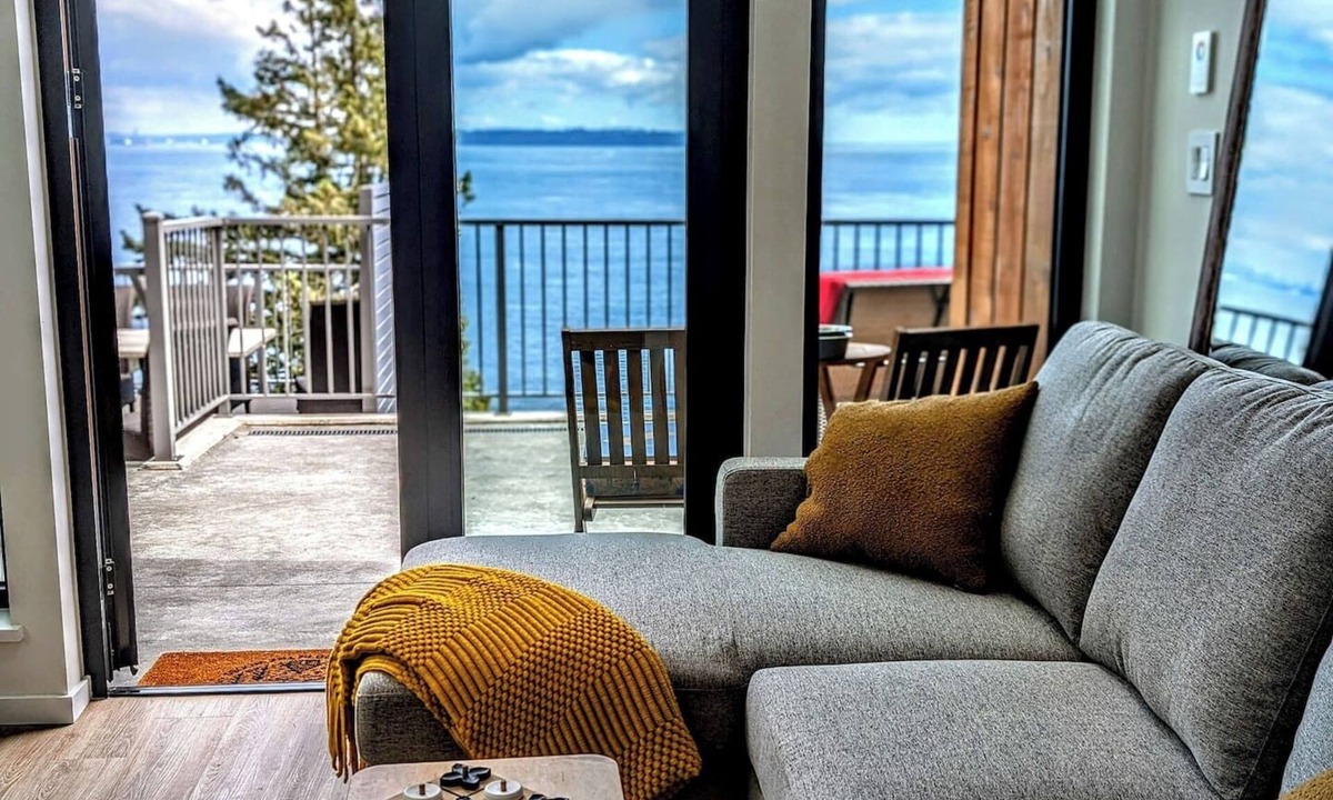 Bowen Island Cabin | “The Cabanas on Bowen 1 – Above the Ocean