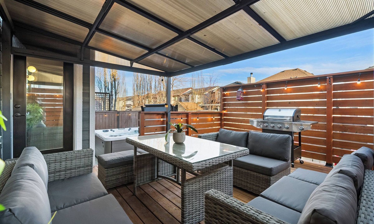 Southeast Calgary House | The Copperleaf Luxury Retreat w/Hot tub