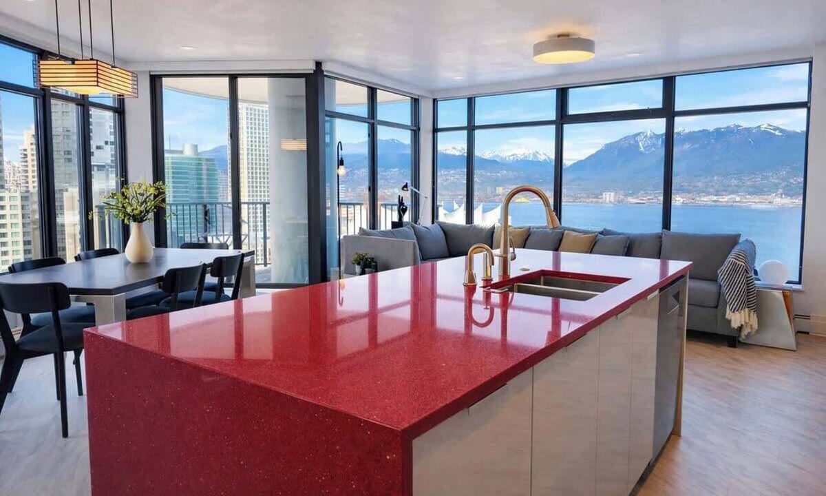 Gastown Apartment | The Cordovan | Glass-Wrapped Skyline Views