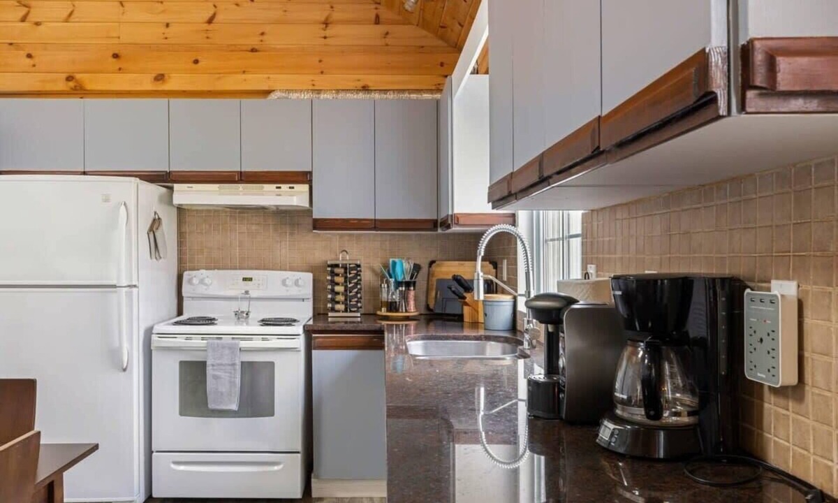 Prince Edward House | The County Cabin: Comfy stay near Sandbanks