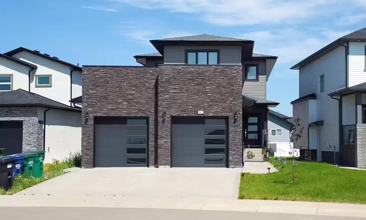 Saskatoon House | The Cozy & Bright Suite