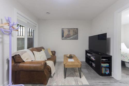 Surrey House | The Cozy Garden Suite - South Surrey Stay