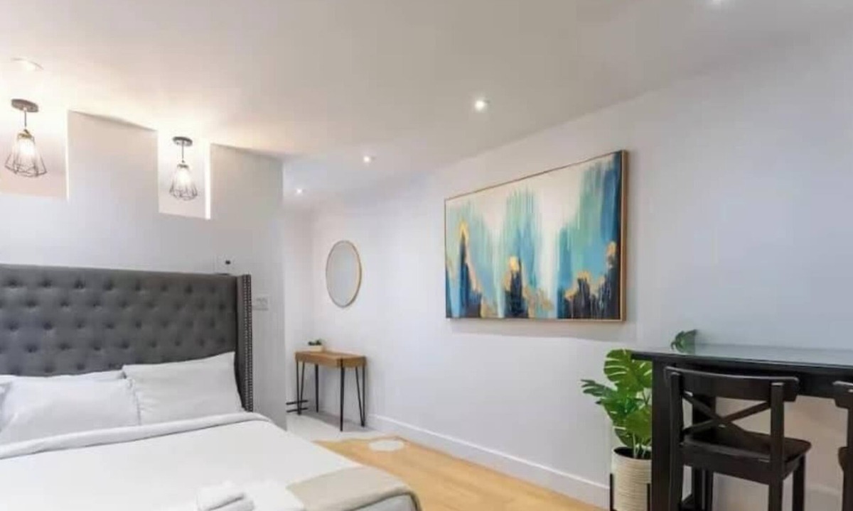 Youville Apartment | The Crémazie Modern Studio Steps to Metro