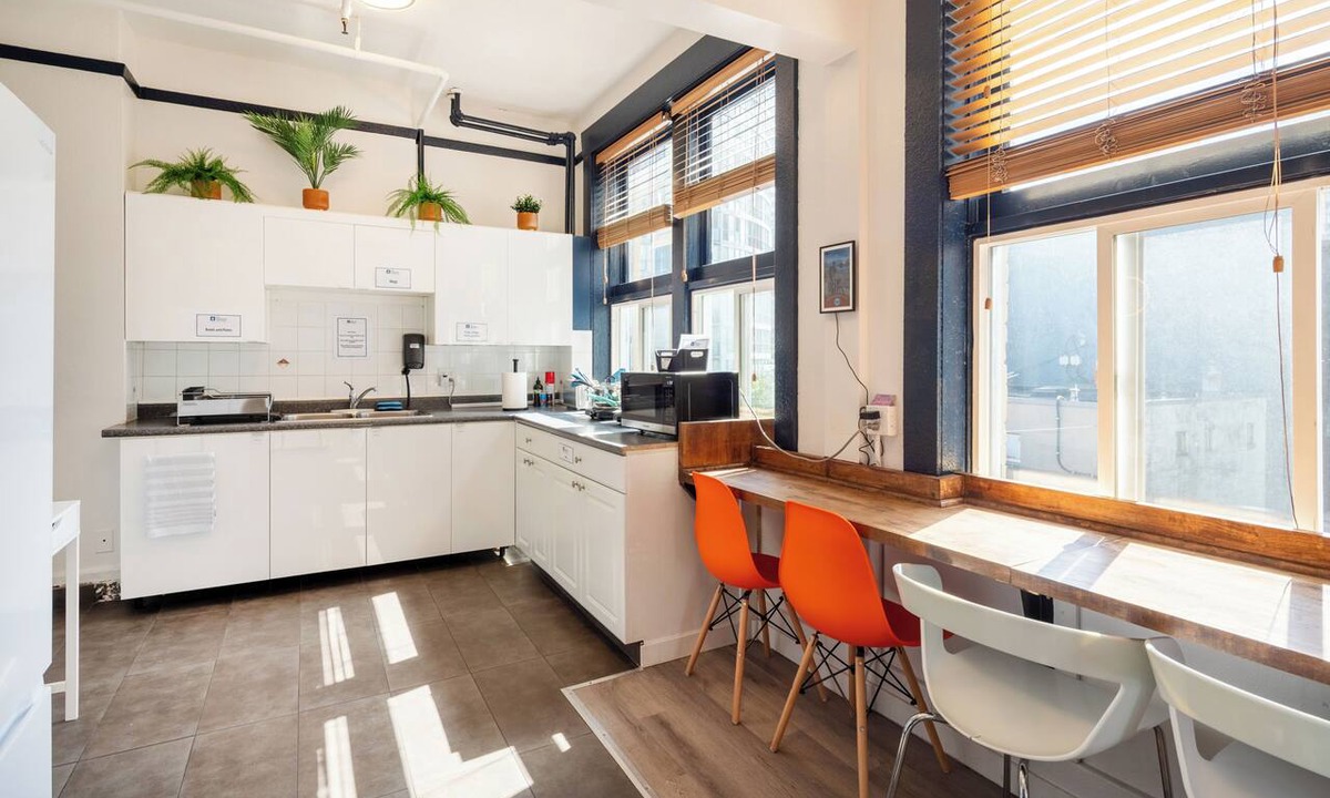 Downtown Vancouver Hotel | The Guesthouse Vancouver Downtown