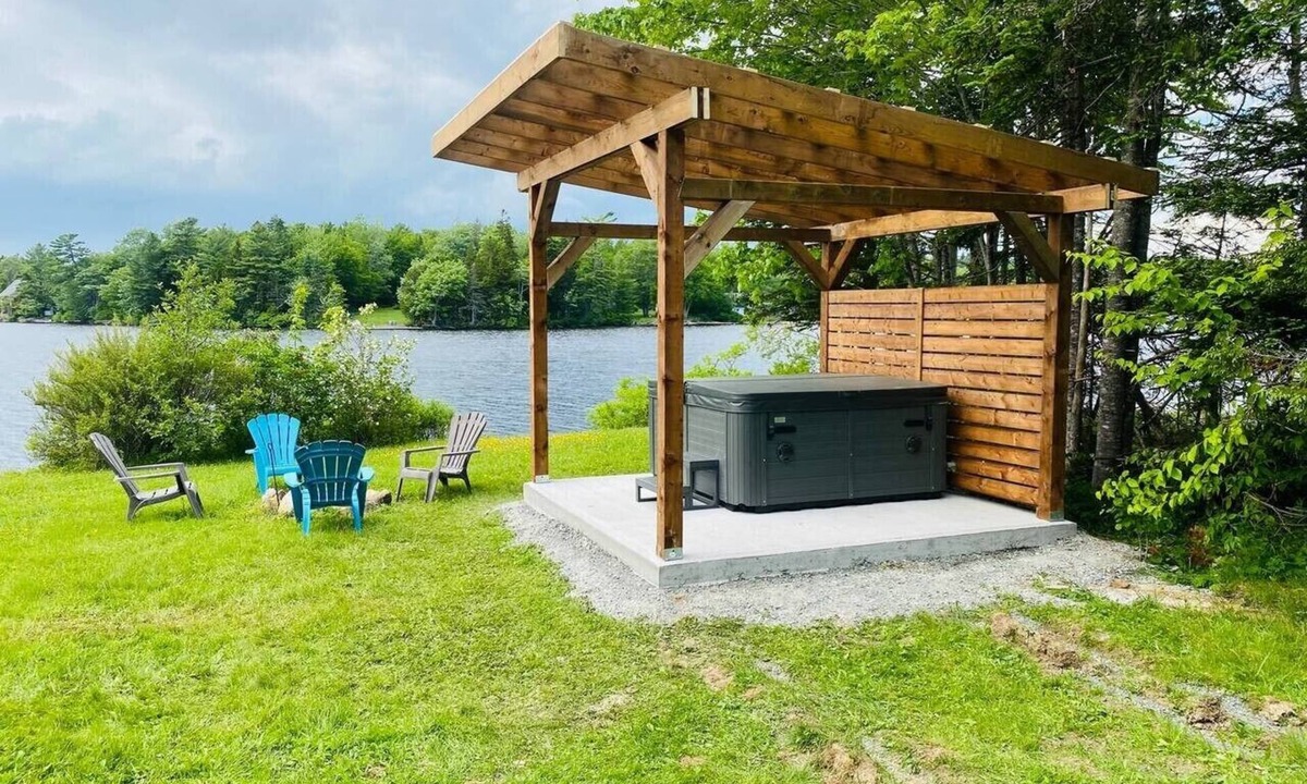 East Hants House | The Lily Pad - Charming Lakefront w/Hot tub