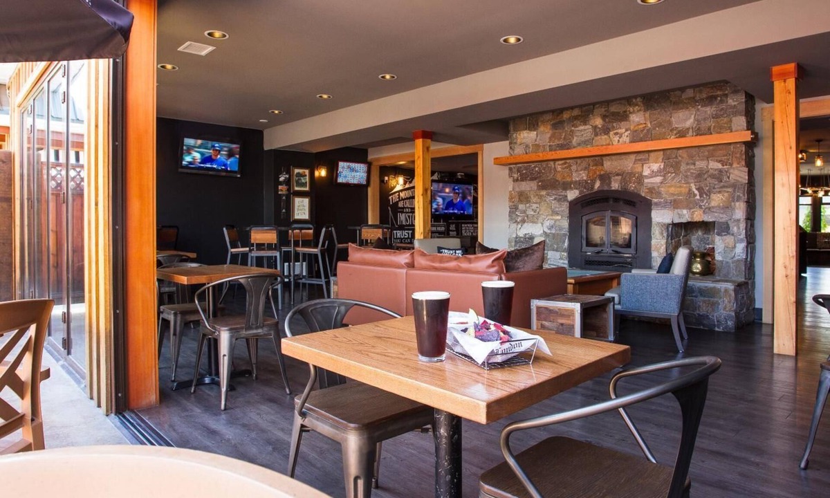 Nakusp Hotel | The Lodge at Arrow Lakes