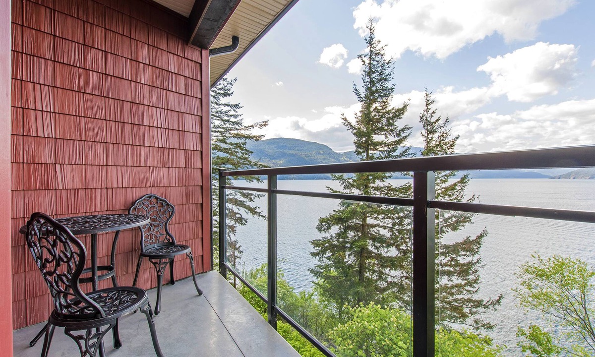 Harrison Hot Springs Cabin | "The Lodge on Harrison Lake" Suite #2
