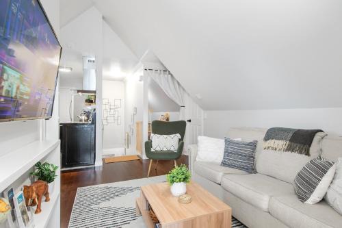 Courtenay Apartment | The Loft at Marble Place a Cozy Family Retreat