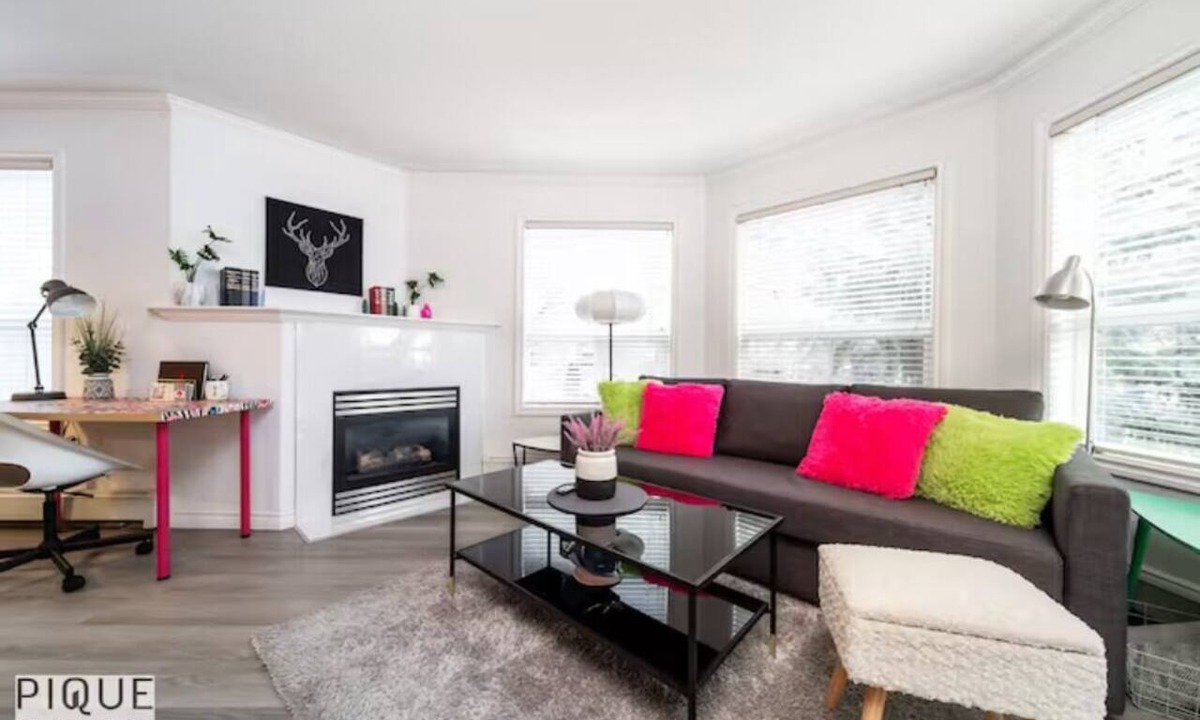Downtown Edmonton Condo | The Neon Palace - KingBed - Fireplace - Netflix - UG Park