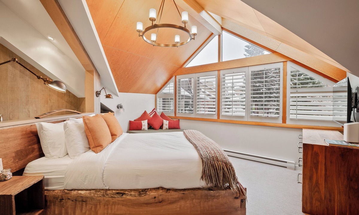 Whistler Village Condo | The Nest | Central, Luxury Unit | Free Parking