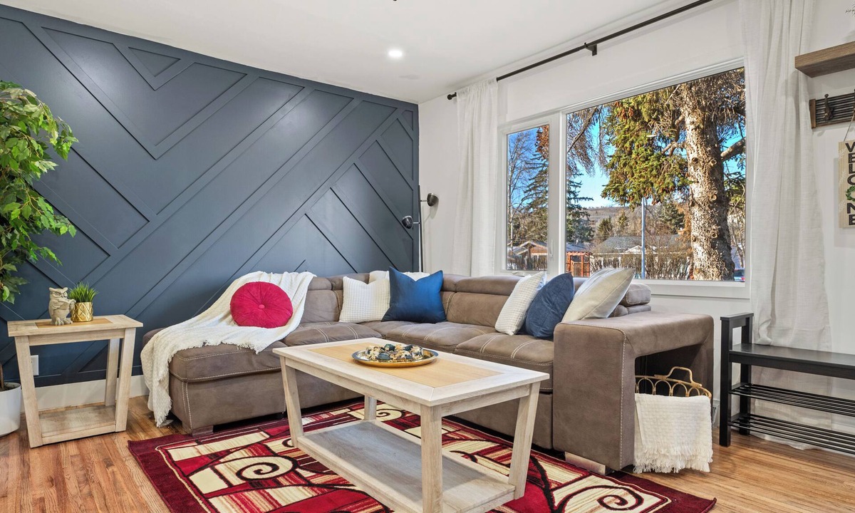 Northwest Calgary House | The Owl House 2 Suites Pet Friendly Fenced Yard Near UofC & Hospitals