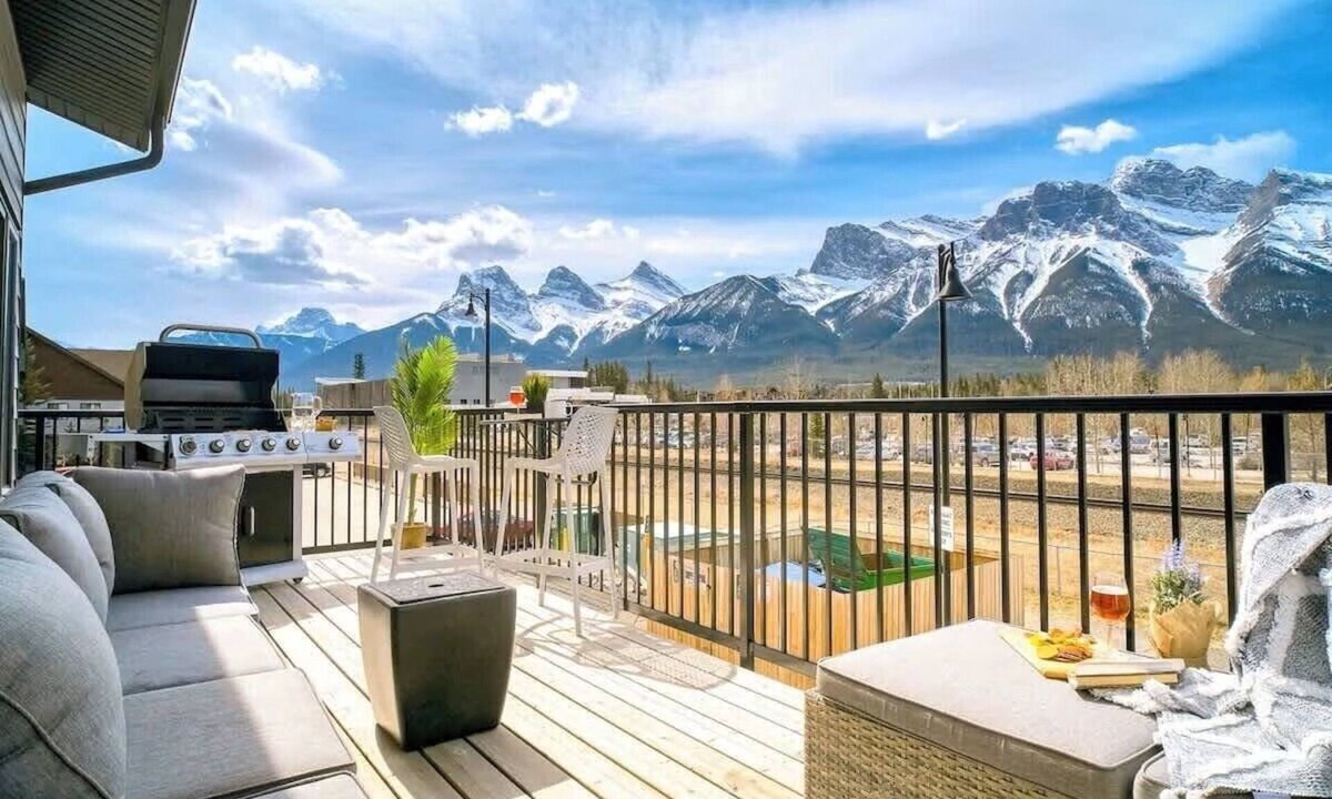 Canmore House | THE PEAKS-Stunning Panorama Mountain View Modern Luxury home with 3 parking lots