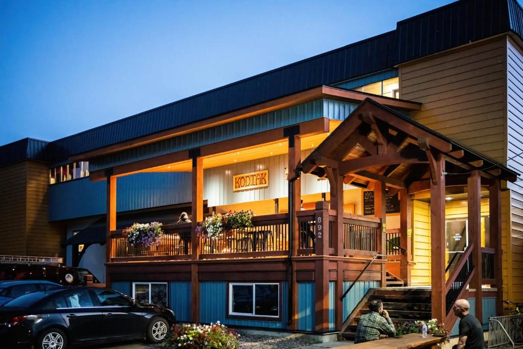Fernie Hotel | The Raging Elk Adventure Lodging