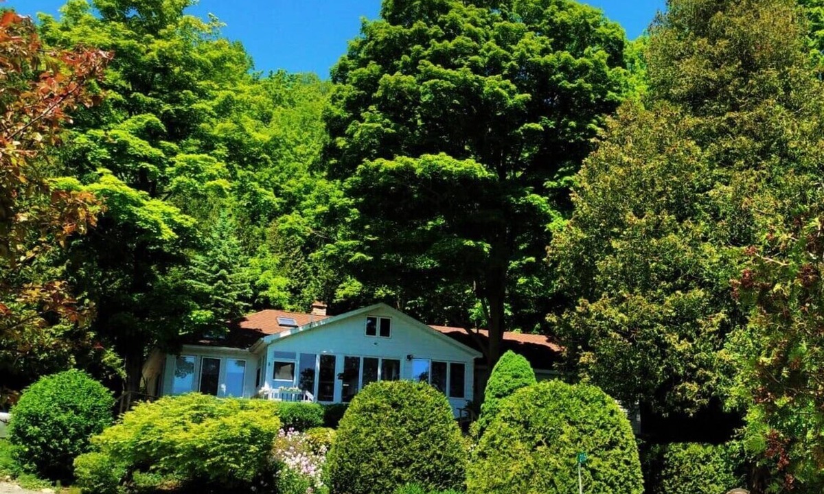 Colpoys Bay House | The Rich-Haven Waterfront Country House