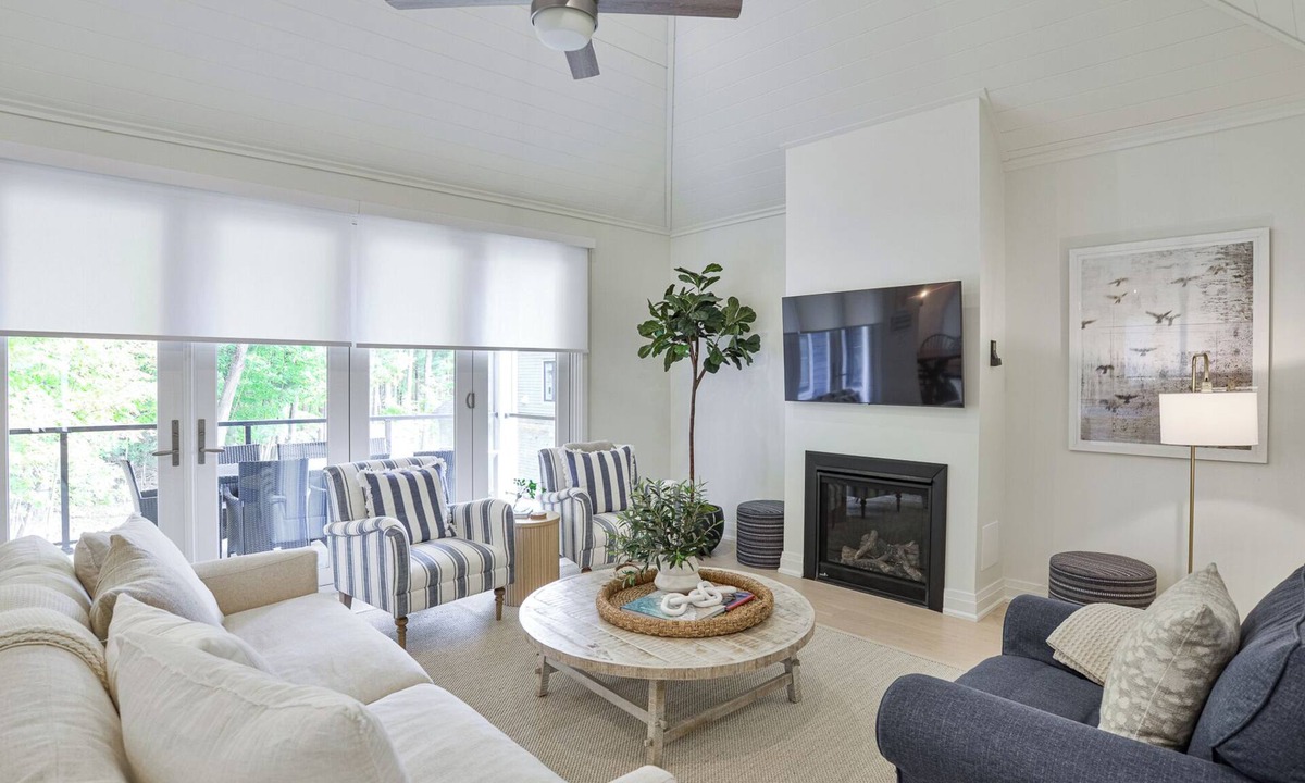 Minett House | The Silver Cottage (#11)