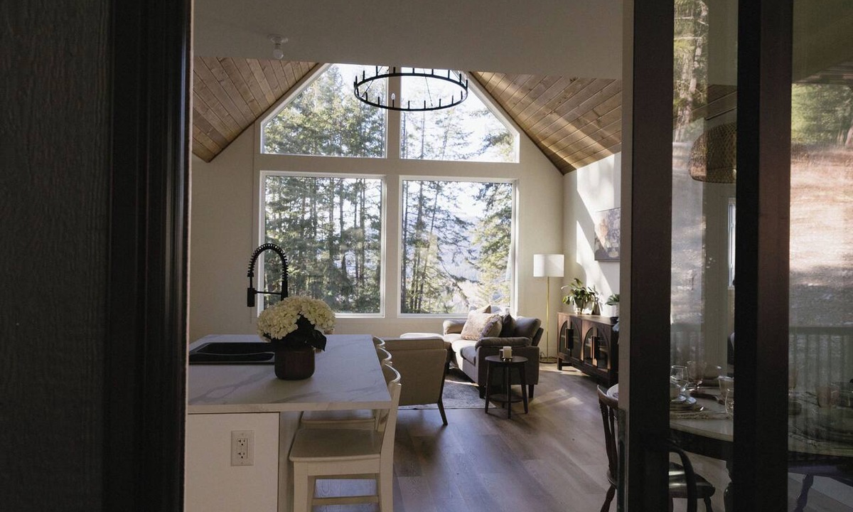 Tappen House | The Vella | Private Modern Carriage House Near Shuswap Lake