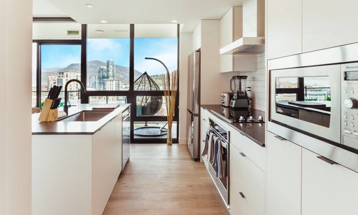 Downtown Kelowna Apartment | The Wakiki Retreat ❀ 2 Min To Beach + Amazing views
