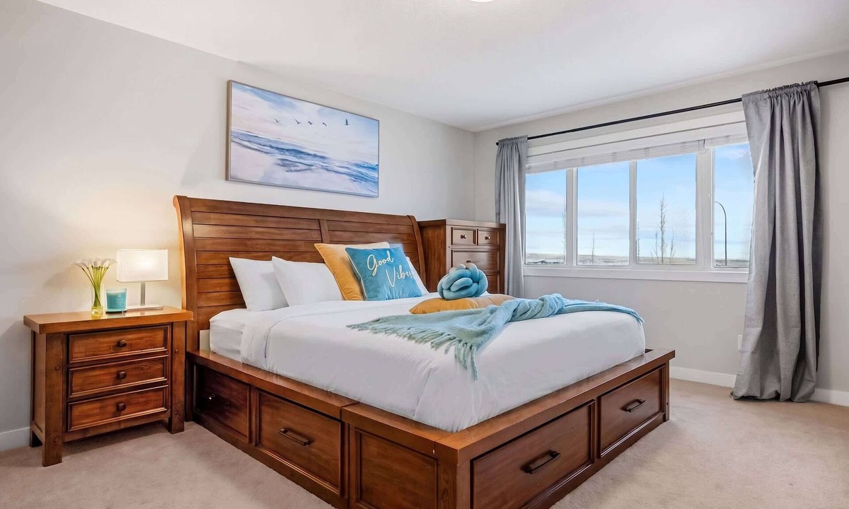 Symons Valley House | Theatre + City Views + Balcony + 2 Living Rooms