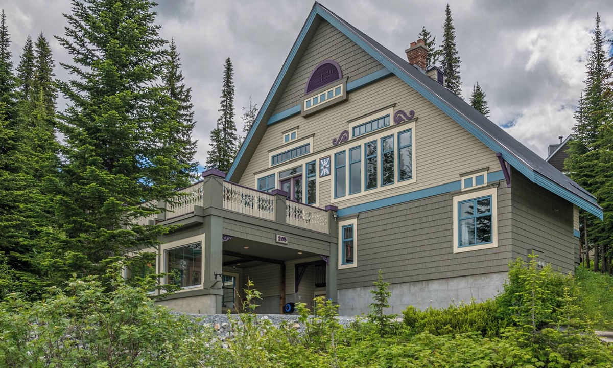 Silver Star Mountain House | This 6 bedroom, duplex is the perfect location for your Silver Star adventures.