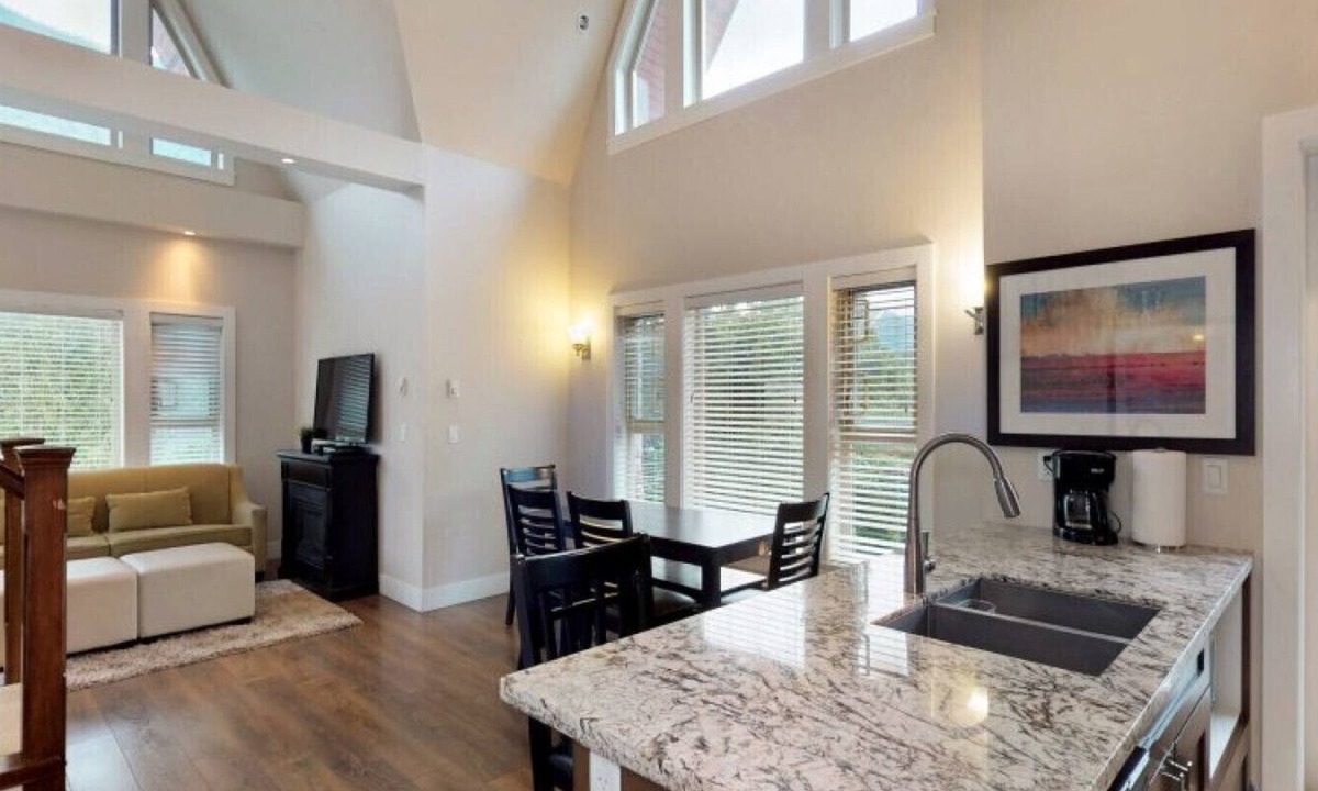 Harrison Hot Springs Apartment | Three Bedroom Penthouse Suite with Mountain View - Harrison Lake View Suites