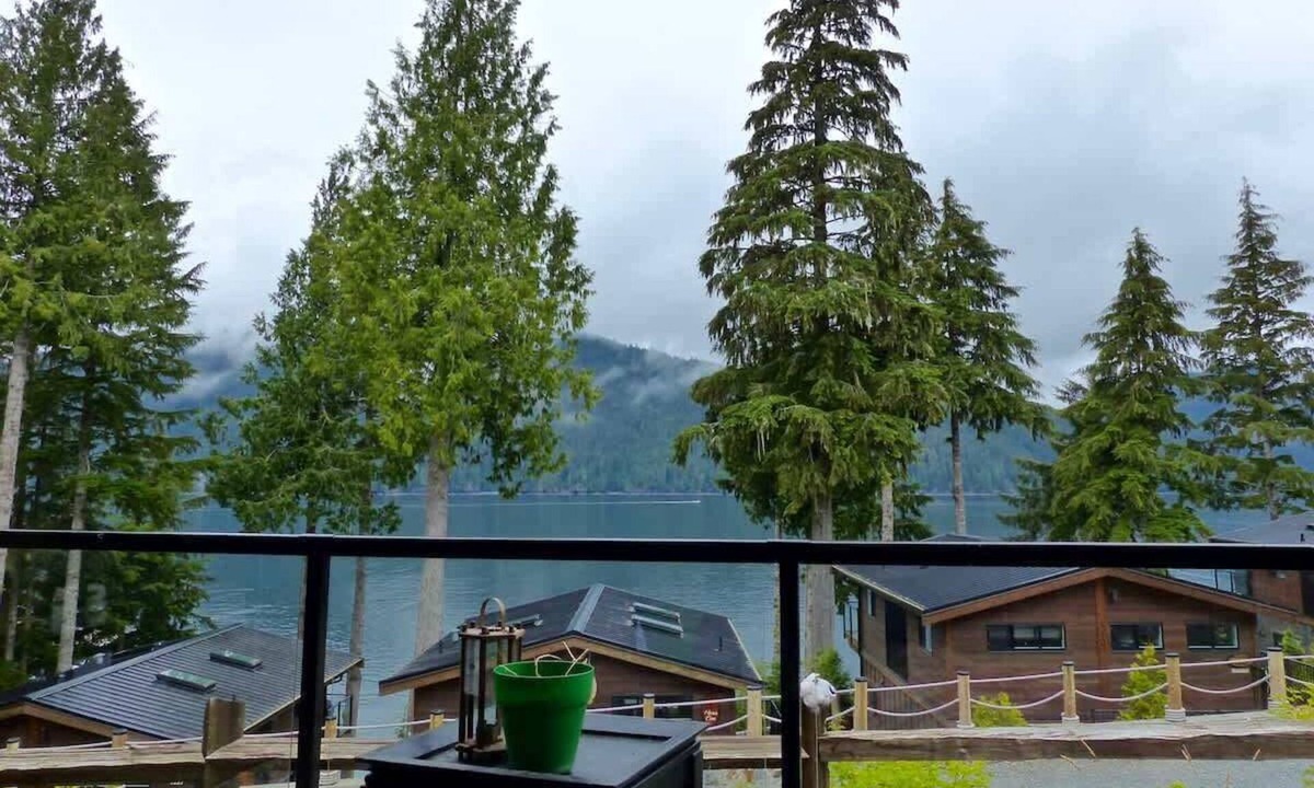 Port Renfrew Cottage | Tiltin Hilton- Ocean View - Pet Friendly - sleep 4