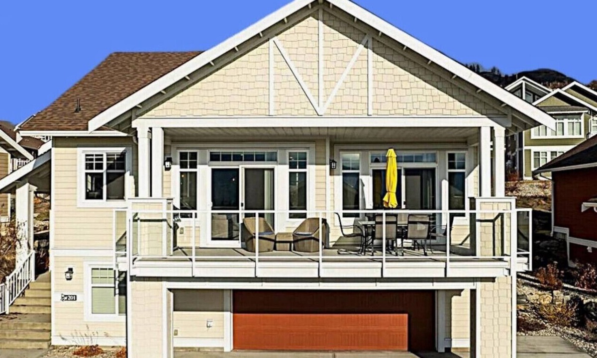 Osoyoos House | Toes in the Sand Cottage #201