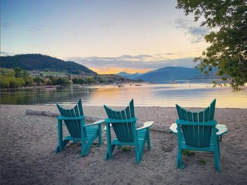 Vernon House | Top Floor Lakeshore Views Near Skiing