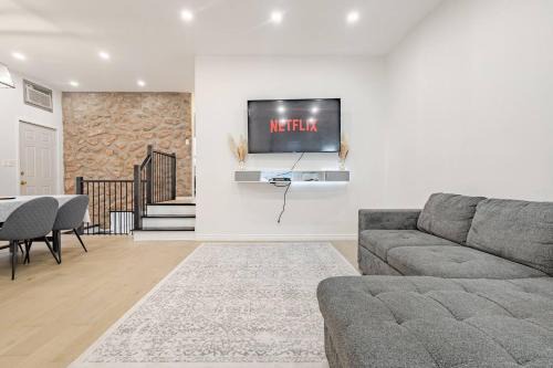 Laval House | Top Rated Vacation House Montreal Private Parking