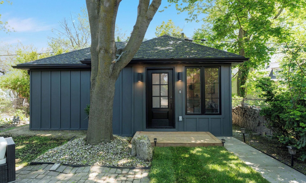 Mimico House | Toronto Tiny House Close to Downtown, Rogers Centre, RBC Amphitheatre, Go Train