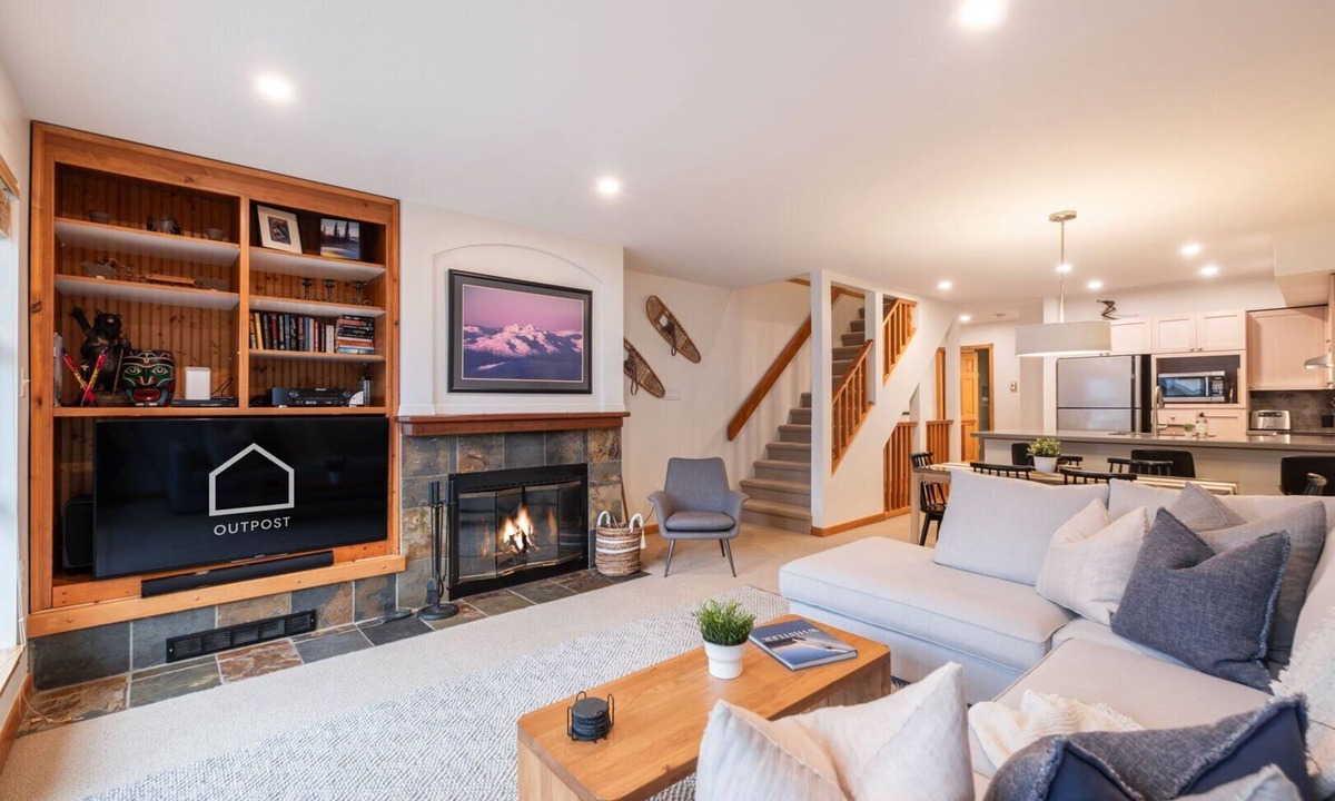 Blackcomb Condo | Townhome BBQ | Smart TV | Private Garage | Wifi