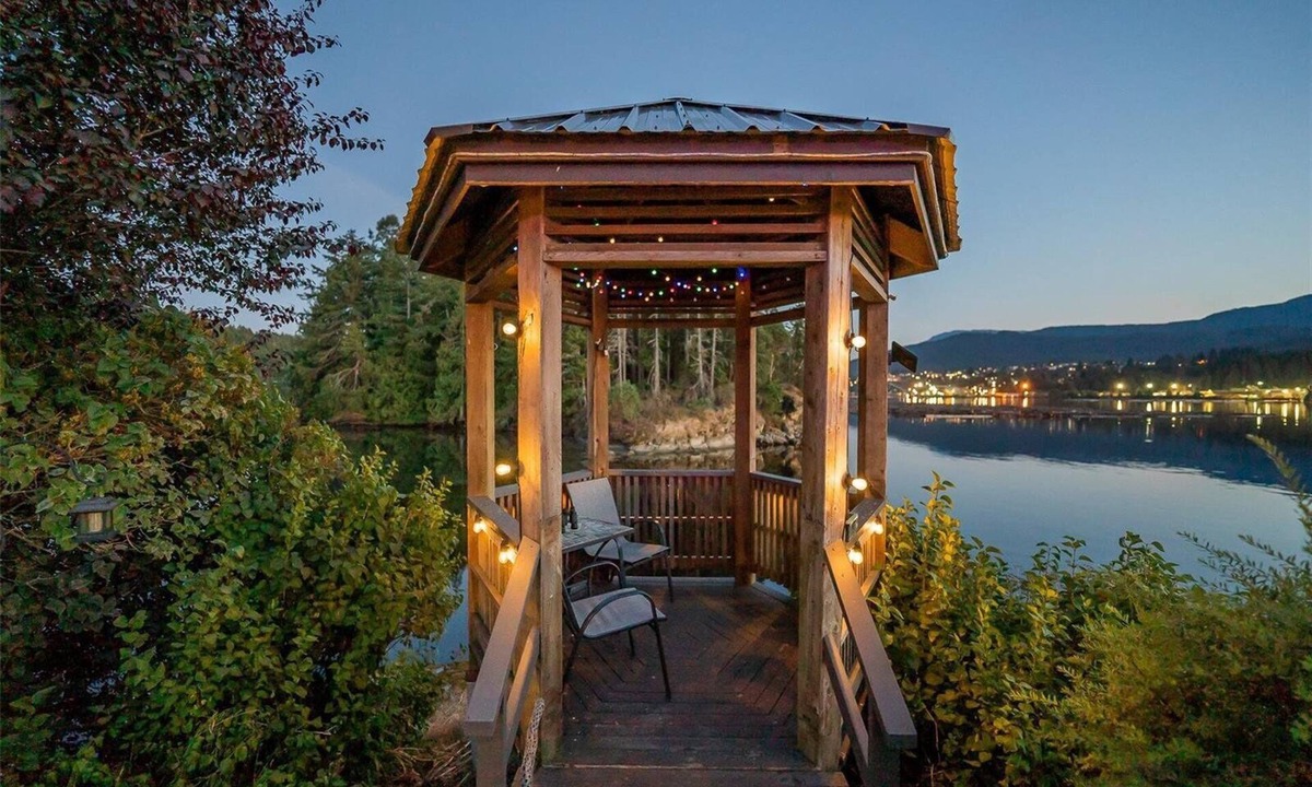North Oyster House | Trails End Beach house-Upper suite