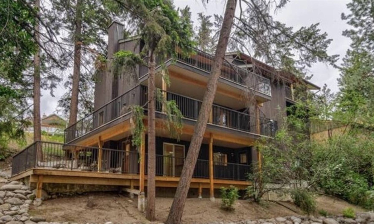 Central Okanagan House | Tranquil Pines 2 BR Guest Suite - Ebikes/scooters & EV Plugin