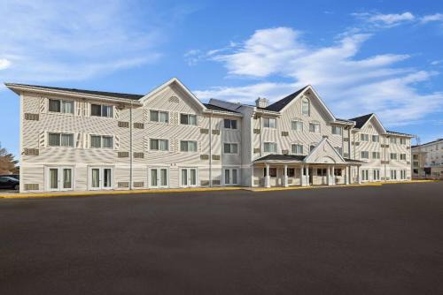 Regina Hotel | Travelodge Suites by Wyndham Regina - Eastgate Bay