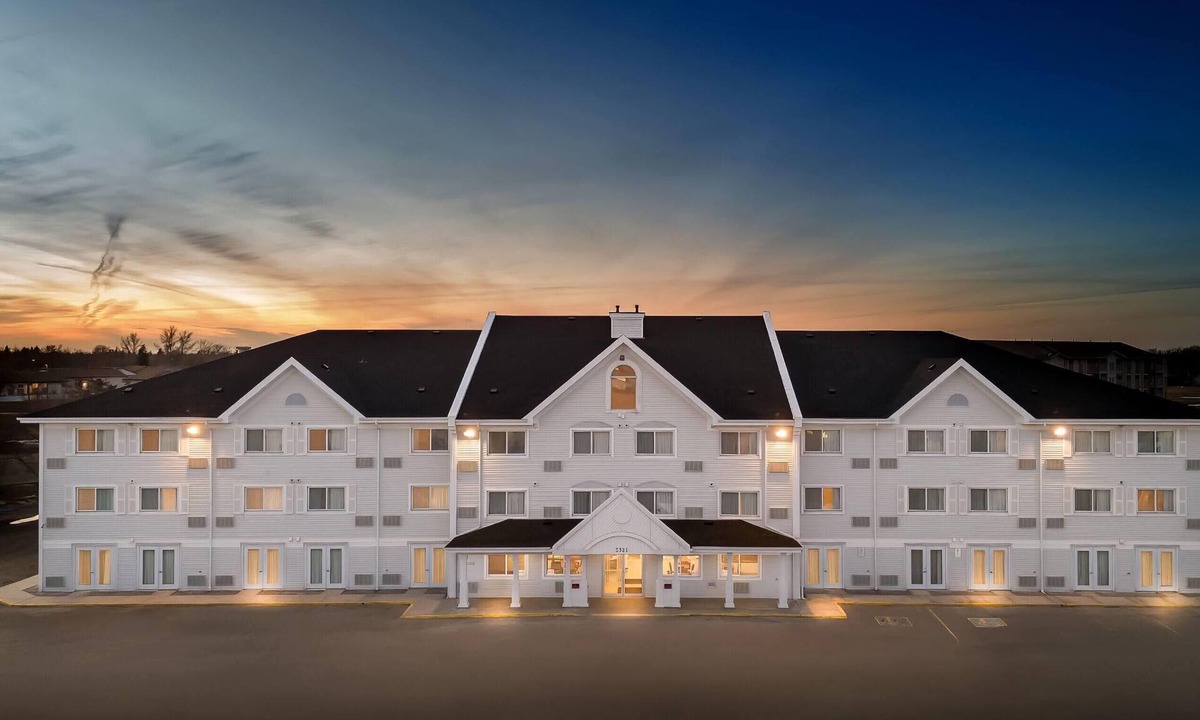 Regina Hotel | Travelodge Suites by Wyndham Regina/Eastgate Bay