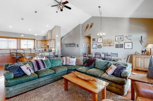 Big White Ski Resort Apartment | Tree Tops 16