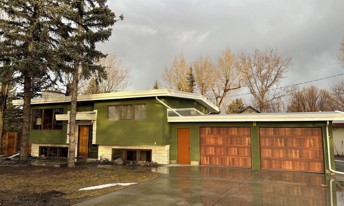 Lethbridge County House | Unique Monarch Home
