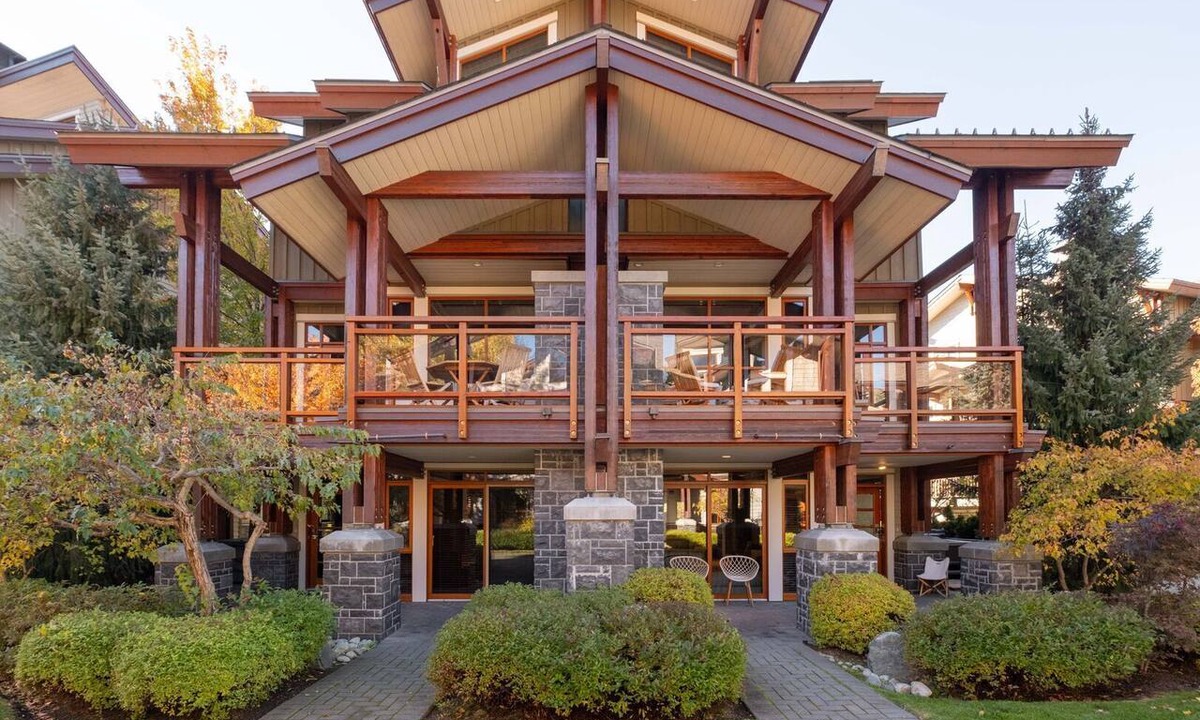 Whistler Condo | Unique | Pets | Private hot tub | BBQ | Garage