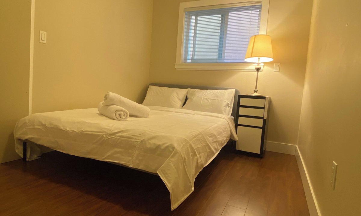 Fraserview House | Unit O - Cozy 1 Bedroom Suite