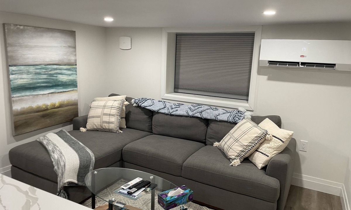South End Apartment | Updated Lower 2 bedroom/close to Hospitals and University!