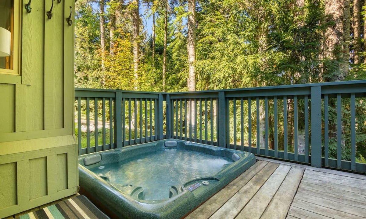 Upper Village Villa | Upgraded Mountainside 3BR TH Ski-in, w/Private HT