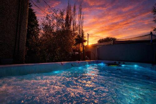 Northeast Edmonton Apartment | Urban Oasis - with 16ft Swim Spa - Heated Hot Tub & Pool