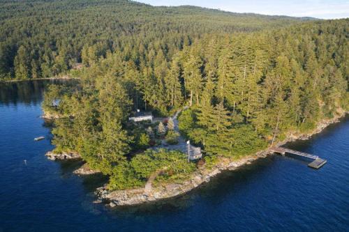 Salt Spring Island House | Valhalla The Loft (Oceanfront Hot tub)