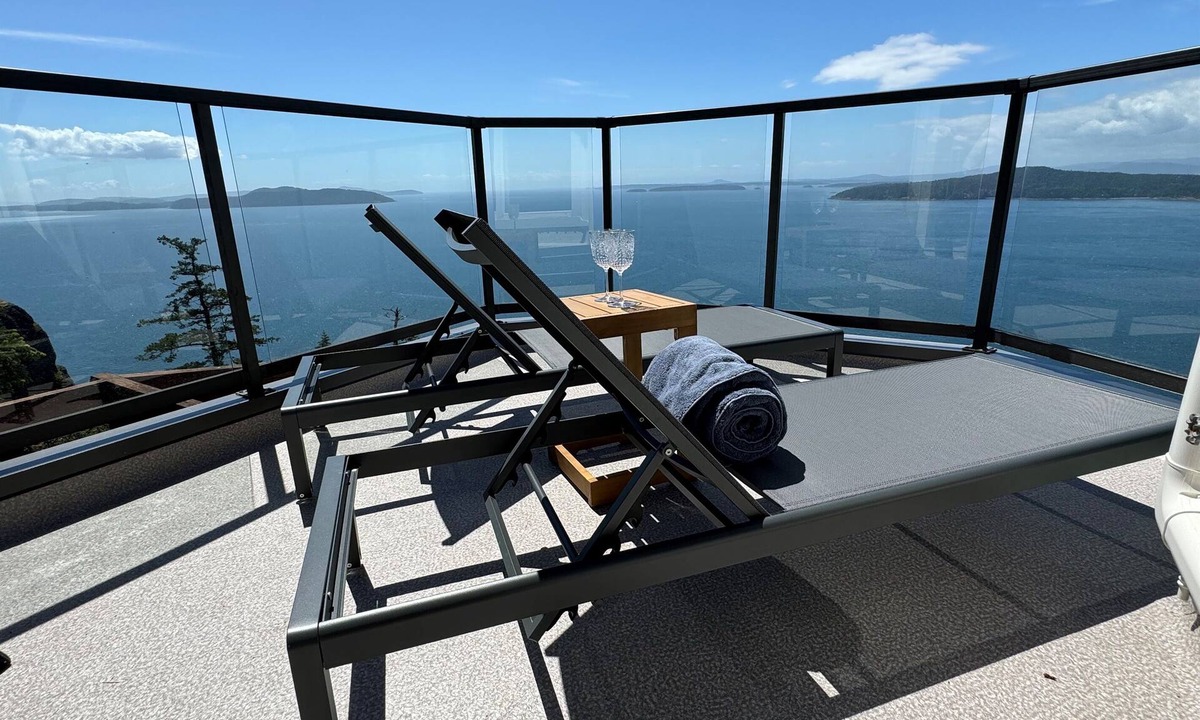Pender Island House | Vantage View - Ocean Front with private Hot tub