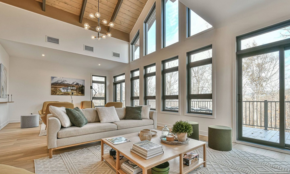 Mont-Tremblant Condo | Verbier Islande | 5 Bedrooms | Ski Mountain View | Shuttle/Spa & Pool Access | Covered Parking