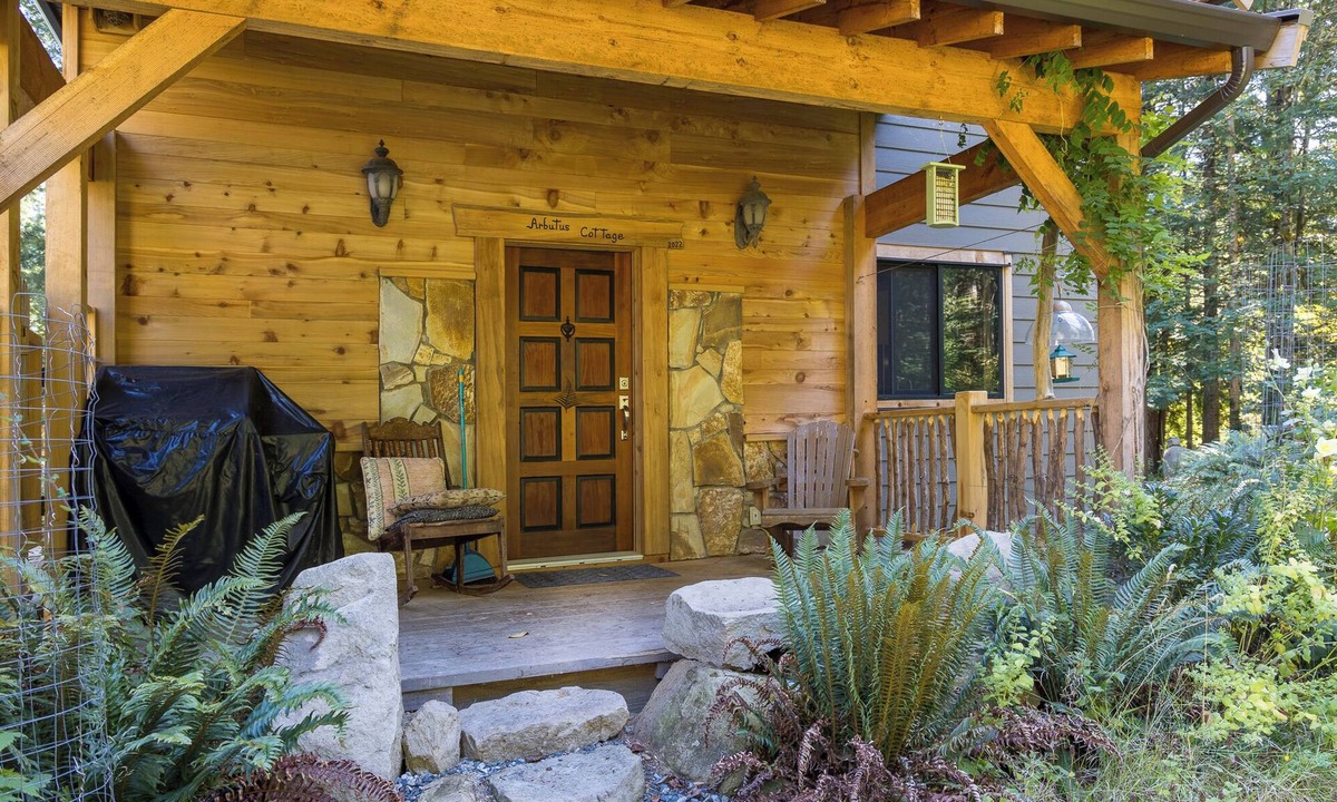 Yellow Point Cottage | Very private and peaceful Arbutus cottage in Yellow Point.