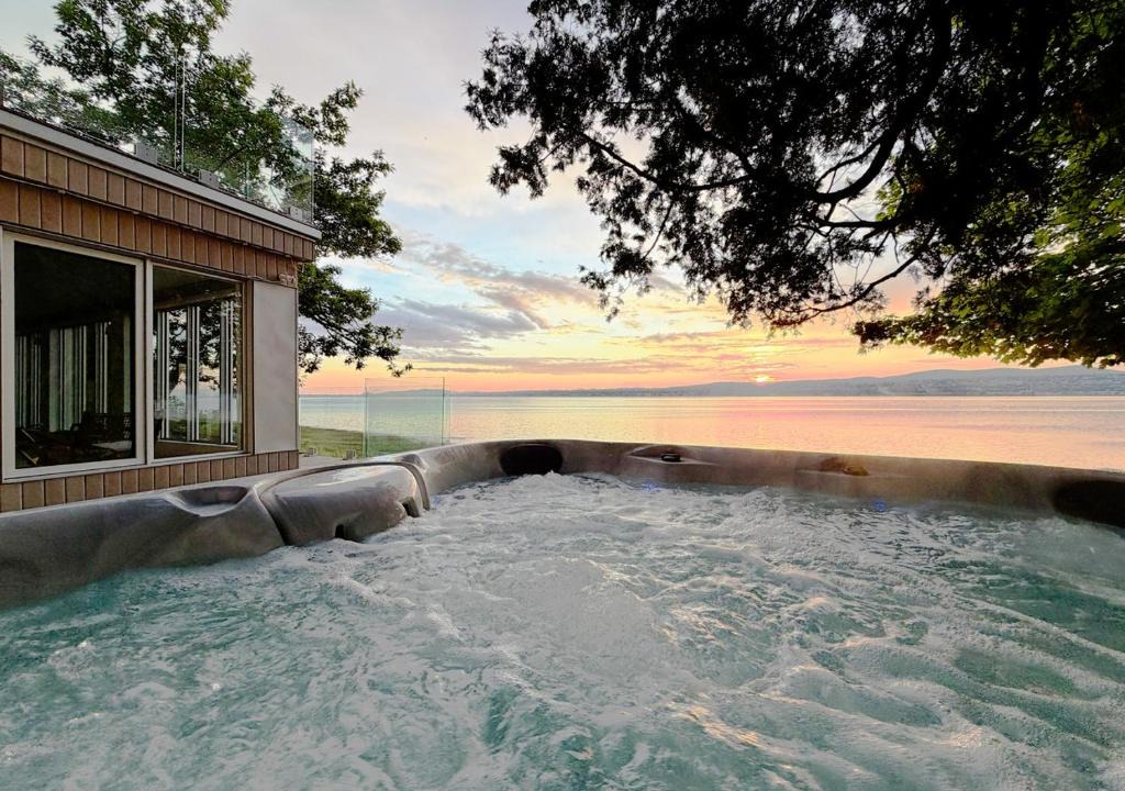 Ste Petronille Villa | VILLA-29 Spa, Sauna, Sunset & Waterfront View