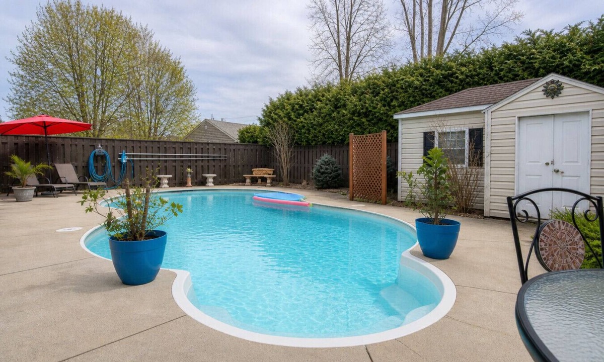 Saint Basile le Grand House | Villa Near Montreal with Heated Pool, BBQ, 4 Bedrooms & 10 Guests